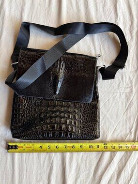 NWOT Black Croc Embossed Vegan Leather Crossbody Messenger Bag Croc Head Dustbag